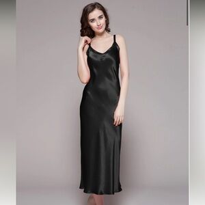 Lily silk black 22 momme long and close fitting silk nightgown